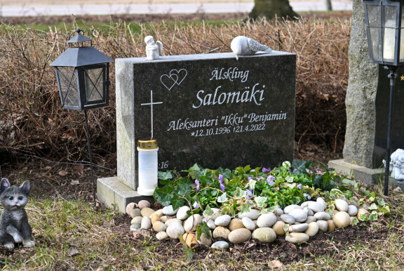 Aleksanteri Salomäen hautapaikka on kaunis ja hyvin hoidettu.