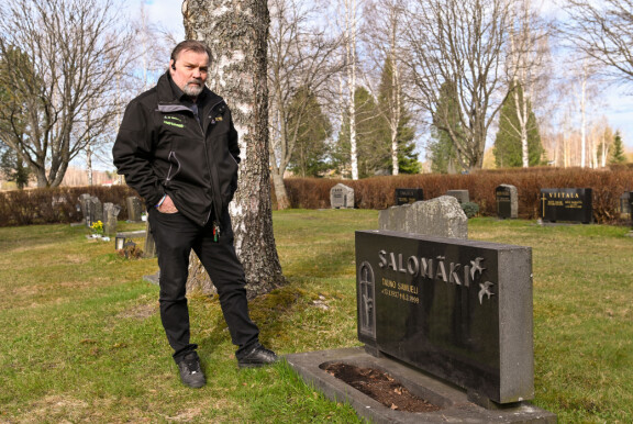 Jouko Salomäki kuvattuna Tauno-isänsä haudalla.