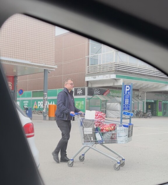 Petteri kuskasi autolleen kärryn täydeltä tykötarpeita.