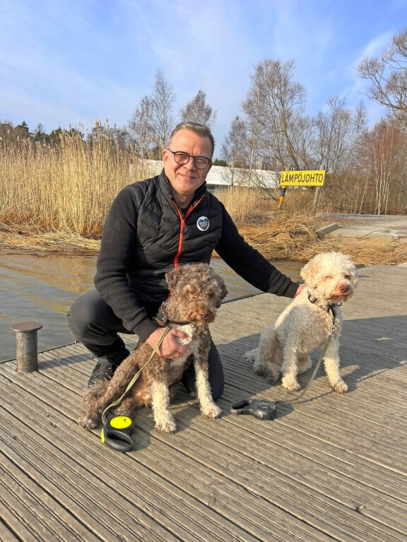 Pääministerin arkea ilahduttavat hänen koiransa Pessi ja Taavi.