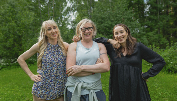 Katja Ståhlin avuksi rientävät pihasuunnittelija Laura Moilanen ja juontaja Anni Ihamäki.