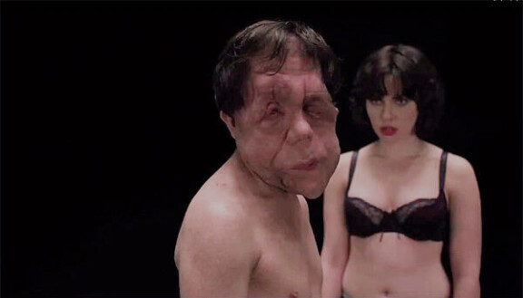 Adam Pearson ja Scarlett Johansson elokuvassa Under the Skin.