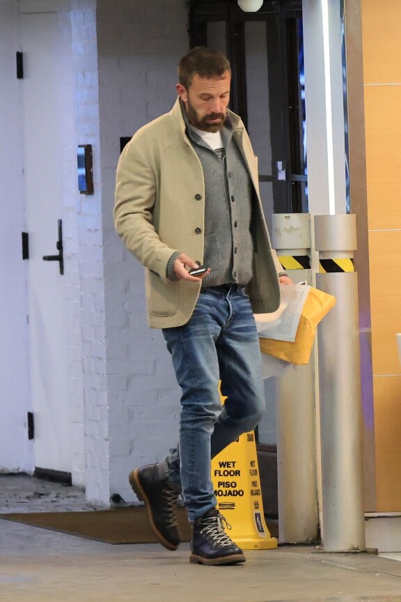 Ben Affleck vaikutti olevan syvissä mietteissä astellessaan sunnuntaina toimistolleen Los Angelesissa.
