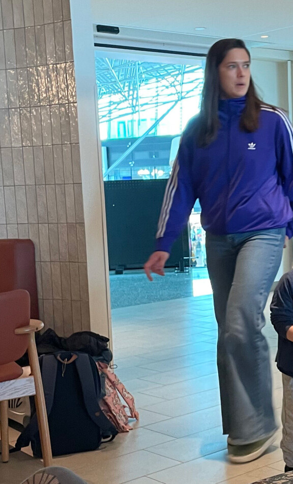 Krista oli pukeutunut rennon tyylikkäästi Adidaksen verkkatakkiin ja leveälahkeisiin farkkuihin.