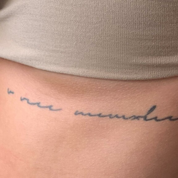 Sari on tatuoinut kuolleen isänsä syntymäajan roomalaisin kaunokirjaimin sydämensä kohdalle. Sari on tatuoinut isänsä syntymäajan roomalaisin kaunokirjaimin sydämensä kohdalle