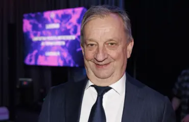 Tässä on Hjallis Harkimon harvoin julkisuudessa nähty Dan-poika!