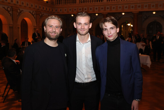 Harkimot Joel, Leo ja Dan osallistuivat isäukkonsa Hjalliksen 70-vuotispippaloihin marraskuussa 2023.