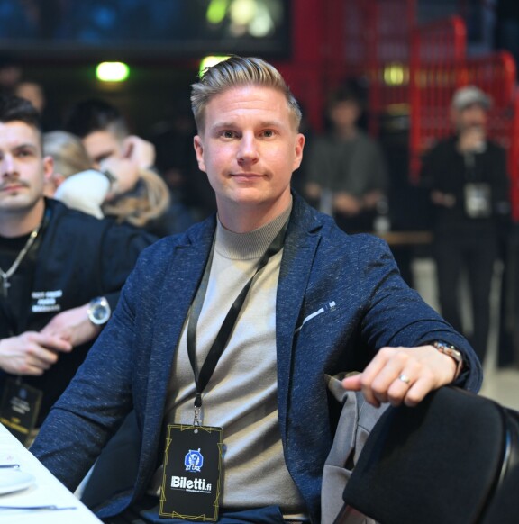 HJK:sta tuttu jalkapallovalmentaja Ossi Virta istui Kentsun tapaan Immun pöydässä.