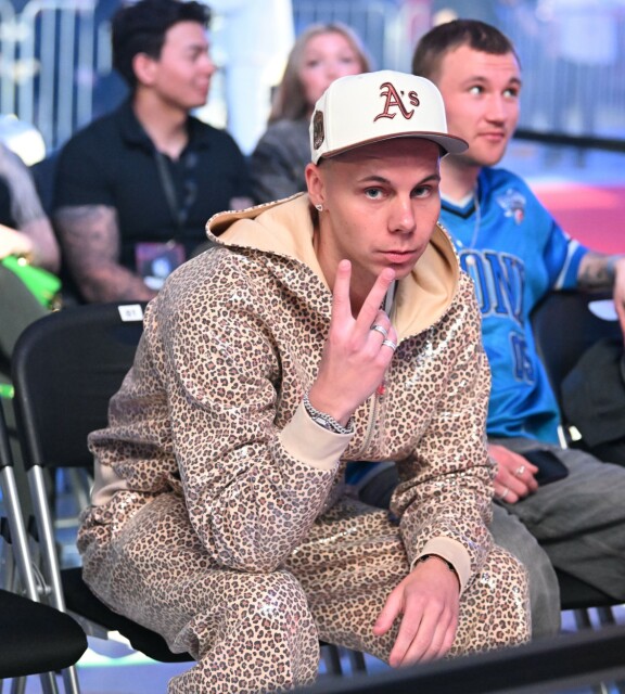 Kohuräppäri Korelon luotti klassiseen leopardikuosiin.