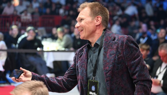 Ex-formulatähti Mika Salo oli varannut itselleen peräti neljä paikkaa kehän laidalta.