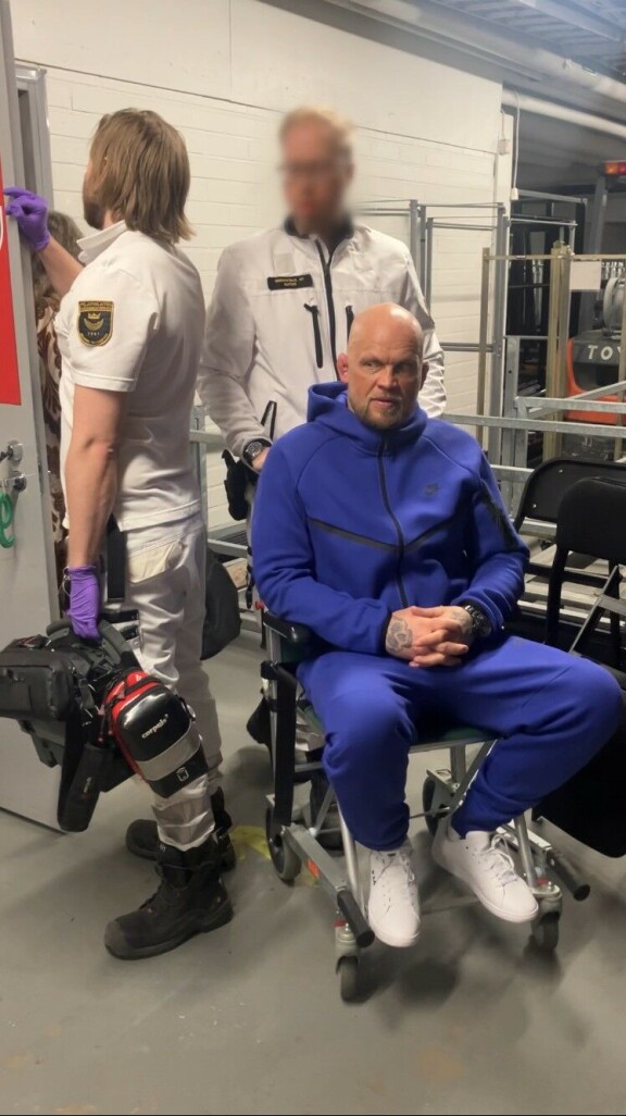 Ensihoito vei Immun ottelusta ambulanssin kyytiin pyörätuolilla.