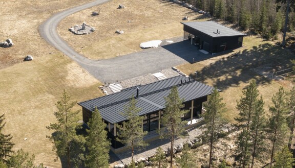 Vuonna 2020 valmistuneen hirsilukaalin kruunaa katettu terassi.