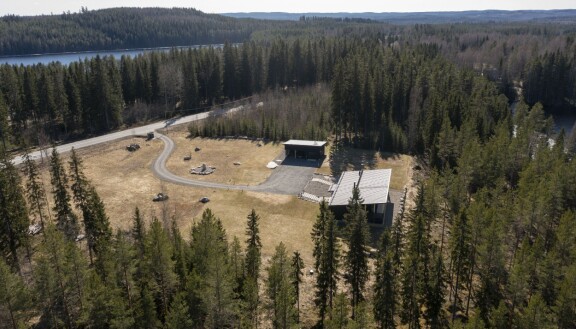 Kahden hehtaarin tontti rajoittuu järveen, jonka rannassa pilkistää oma laituri.