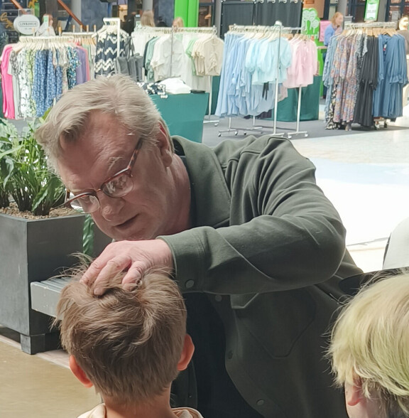 Lapsukaiset halusivat nimmarit otsaansa ja sen he myös Eskolta saivat.