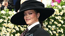 Rihanna odottaa kolmatta vauvaa – näyttävä raskausasu!