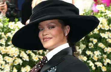 Rihanna odottaa kolmatta vauvaa – näyttävä raskausasu!