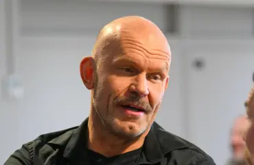 Jere Karalahden harvoin julkisuudessa nähty tytär: slaavikyykky haudalla!