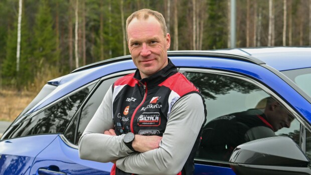 Jestas! Tässä on Jari-Matti Latvalan siviiliauto – suorat sanat ”sähkövispilöistä”