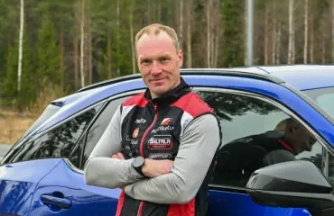 Jestas! Tässä on Jari-Matti Latvalan siviiliauto – suorat sanat ”sähkövispilöistä”