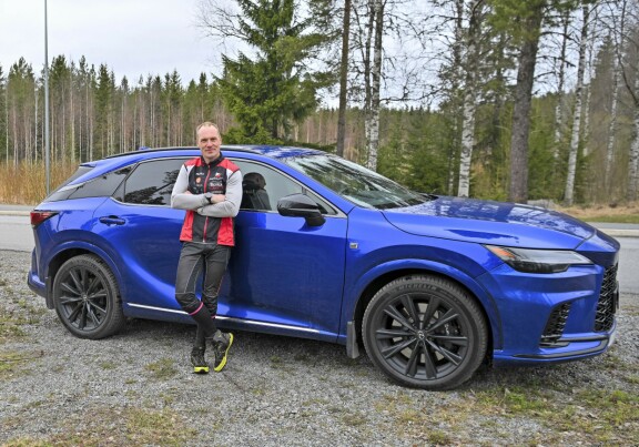 Jari-Matin auto on näyttävä Lexus RX 500.