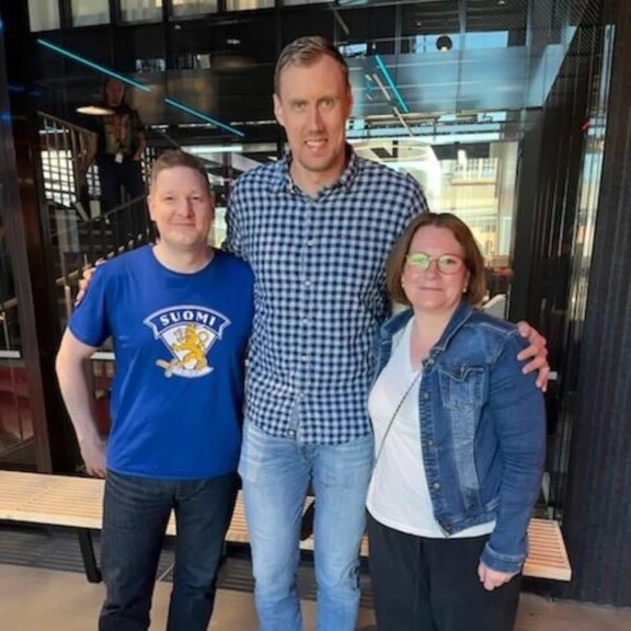 Juhan puoliso Linda ei ole aivan yhtä suurella innolla mukana fanituksessa. Kuvassa heidän välissään Marko Anttila.