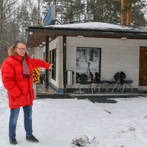 Kaksi korstoa yllätti Joni Heinosen Vanhan Heinolantien varressa kököttävällä kioskilla eräänä aamuyönä kevättalvella 1994. Kaksi korstoa yllätti Joni Heinosen Vanhan Heinolantien varressa kököttävällä kioskilla eräänä aamuyönä kevättalvella 1994.