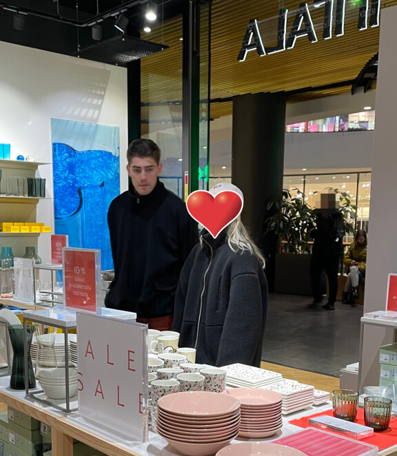 Robin Packalen ja hänen kihlattunsa shoppailivat Helsingissä 30.3. Astiat kiinnostelivat pariskuntaa.