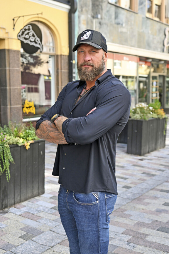 Robert Helenius vaihtoi nyrkkeilykehät politiikkaan.