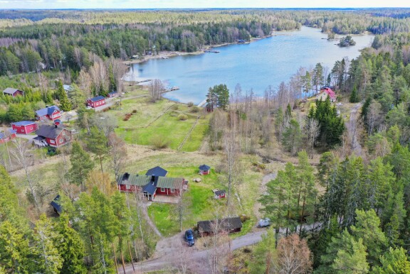 Kiinteistöön kuuluu myös laituri, joka sijaitsee kivenheiton päässä.