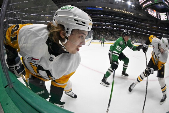 Ville Koivunen (vas.) pelasi Pittsburgh Penguinsissa loistavaa lätkää mm. Jevgeni Malkinin (oik.) rinnalla.