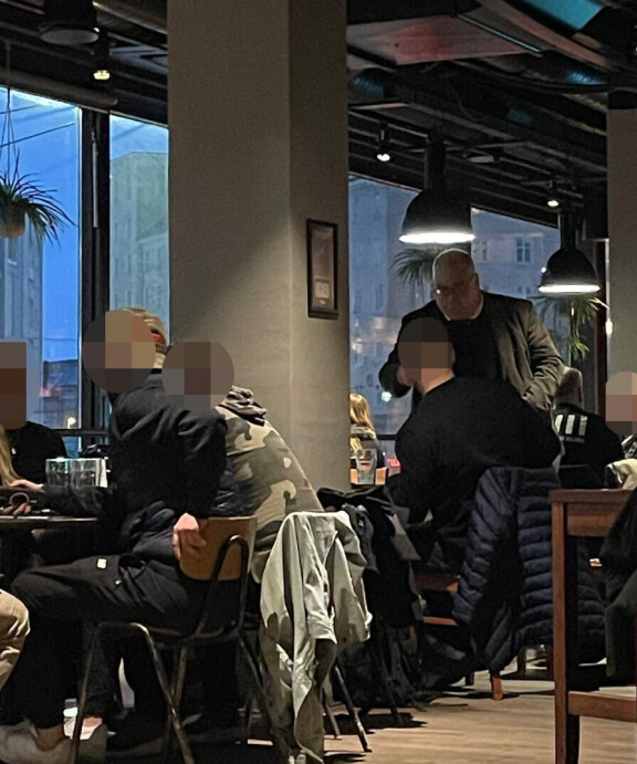 Silminnäkijä innostui Heikki Heiskasen läsnäolosta Kolmessa Kaisassa. – Tunnistin hänet heti, sillä Ylen uutislähetykset ovat viime vuosina tulleet tutuiksi. Heikin uraa Venäjän-kirjeenvaihtajana on ollut ilo seurata, Seiskalle mainitaan.