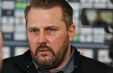 Kommentti: Alahuuli väpättää jo – Antti Pennanen pelaa MM-leijonilla rajua rulettia