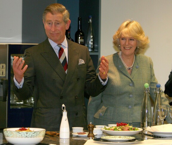 Vuonna 2006 koulun avajaisissa opetuskeittiössä silloin prinssi Charles ja herttuatar Camilla yrittivät tehdä valmiille salaatille kastiketta. Yritykseksi jäi, vaikka toki arjesta poiketen he todella yrittivät.