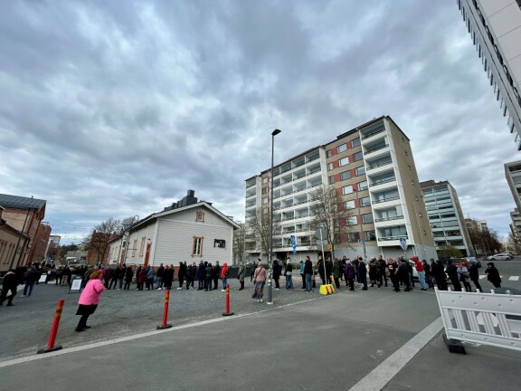 Iltakuuden jälkeen Tampereen keskustassa kiemurteli kammottavan pitkä jono.