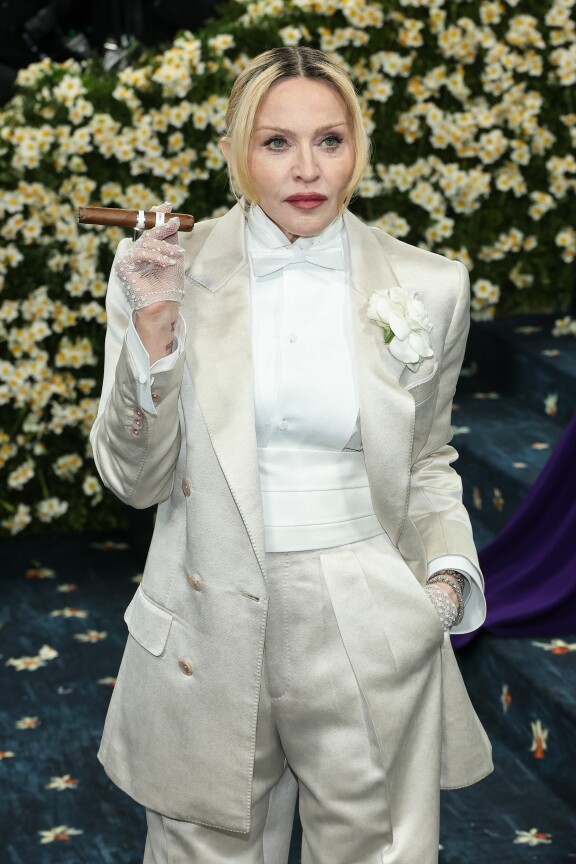 Sukupuolirooleilla kautta aikain leikitellyt Madonna oli elementissään Dandy-teemalla.