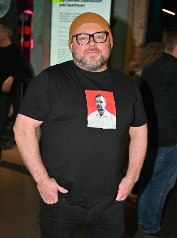 Mikko Töyssy kunnioitti Heikki Silvennoisen muistoa tonnin seteli -t-paidalla.