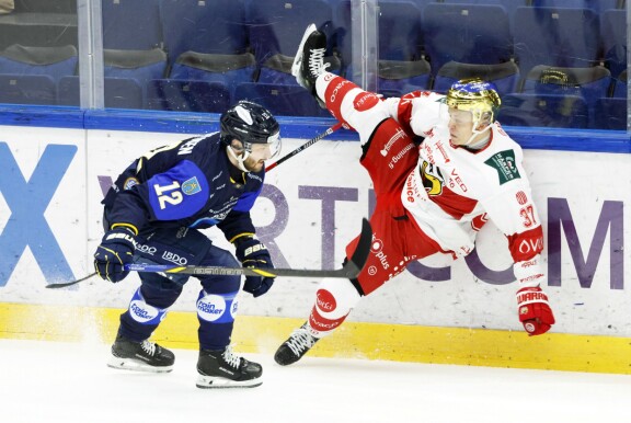 Atro (oik.) sai liigasopimuksen Vaasan Sportiin murskattuaan sitä ennen ennätyksiä Mestiksessä Kiekko-Espoossa.
