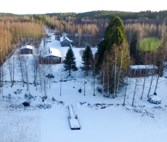 Talviasuinen kesämökki. Huvilakokonaisuus on lähellä Valtterin synnyinseutuja, Päijät-Hämeessä.