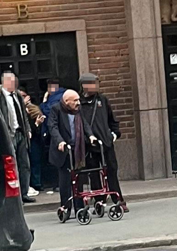 Remu jalkautui Tavastialta kadulle hilpeänä ja rennosti vitsaillen.