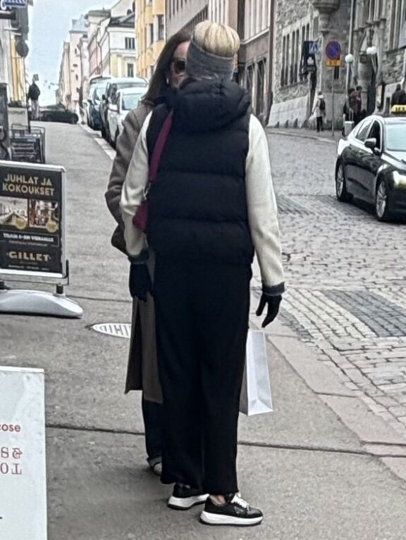 Vappu oli liikkeellä tyylikkäästi pukeutuneena.