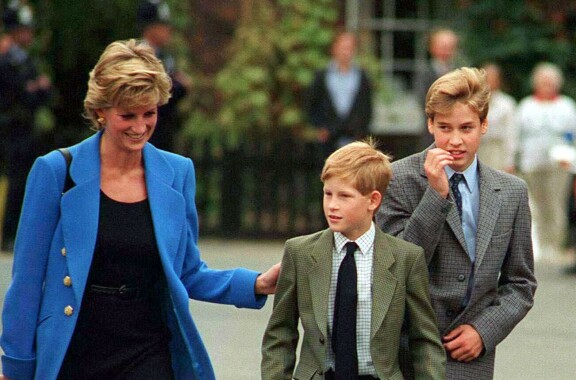 William ja Harry olivat vain kouluikäisiä menettäessään äitinsä.