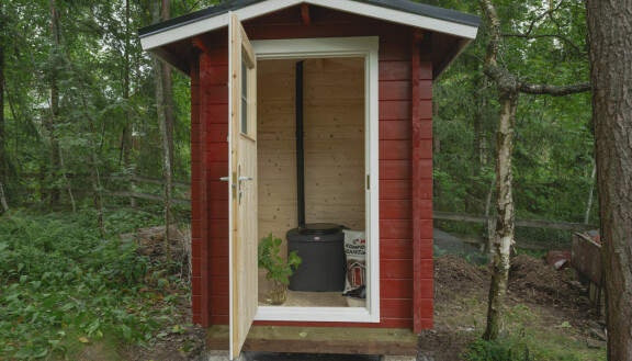 Katja odottaa, että pääsee sisustamaan uuden huussin.