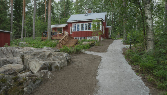 Pihalle on tehty polku, jota ympäröi valaistus.