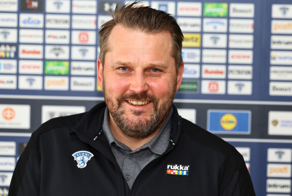 Antti antoi Seiskalle haastattelun Leijonien mediatilaisuudessa Helsingissä.