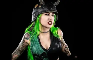 Entinen WWE-kaunotar myi netissä kuvia kakastaan!
