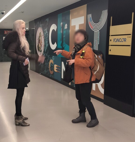 Iida neuvoi turistia ystävällisesti ja auttavaisesti.