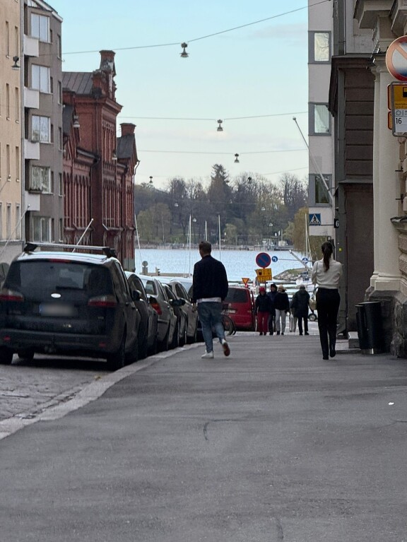 Kuvassa vasemmalla näkyvä Ford ei ole se kosla, johon Jare rakkaansa kanssa hyppäsi.