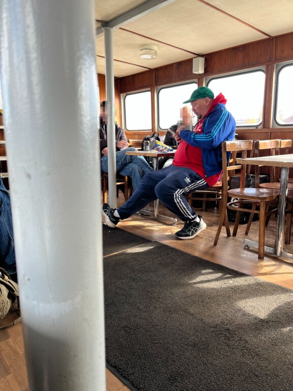 Paavo keskittyi myös kaveriensa lisäksi puhelimeensa.