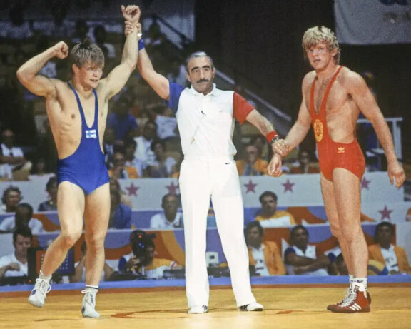 Jouko paini olympiakultaa Los Angelesissa 1984. Ruotsin Roger Tallrothille jäi hopeaa.