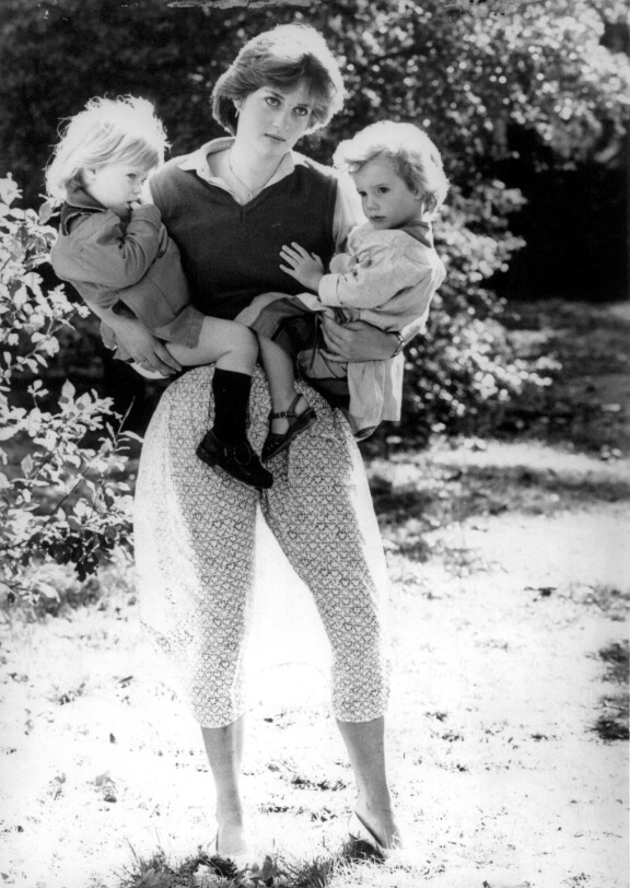 Tässä klassikkokuva 45 vuoden takaa: Lady Di työpaikassaan lastenhoitajana.